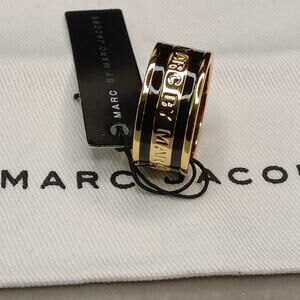 Marc by Marc Jacobs Logo Ring – Size 7 – Gold Black – New w Tag Dust Pouch